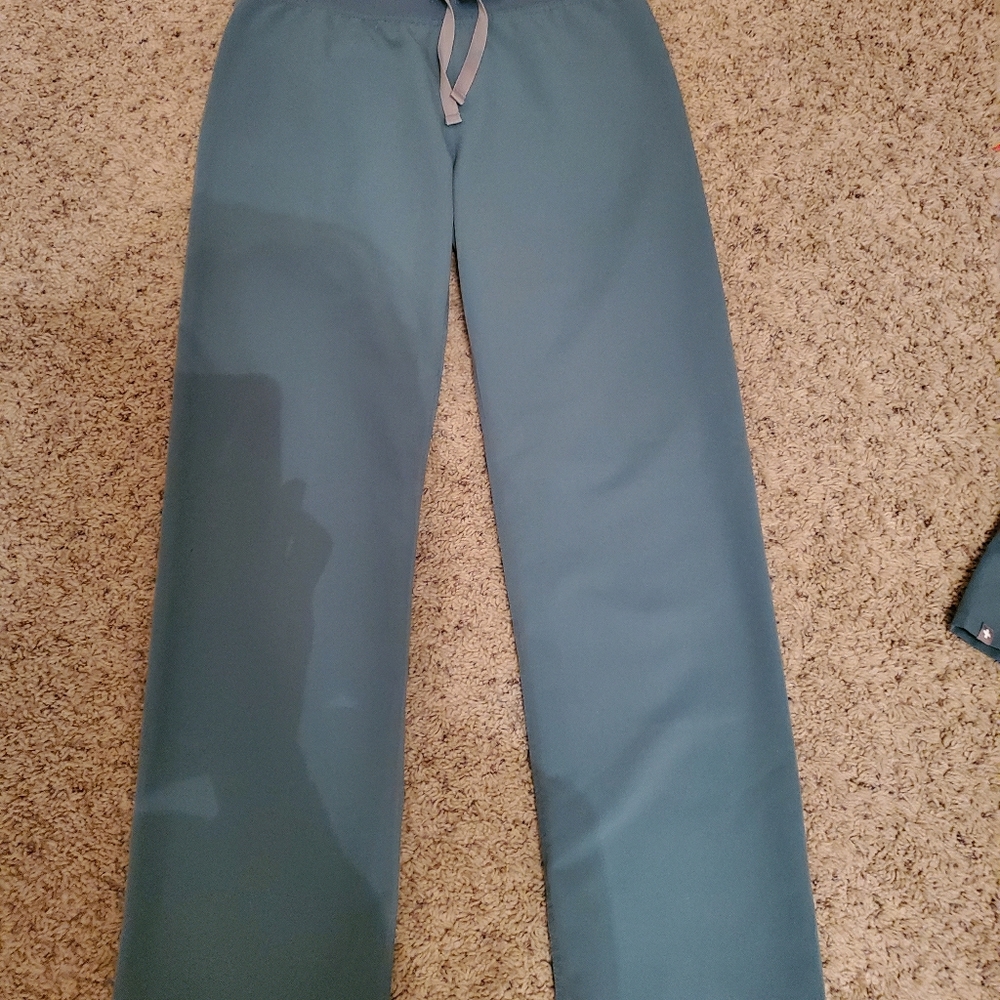 FIGS hydrogreen scrub pants!